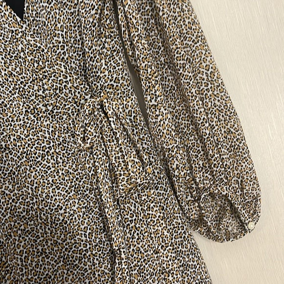 Banana republic size 4 wrap snap closure dress leopard print ruffle v neck dress - Picture 3 of 5